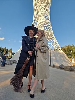 Die zwei Damen hinter dem Besen: Jessica Piper vom Landratsamt und Projektleiterin Veronika Töpfer (Foto: agl)