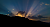 Lichtstreifen am dunklen Horizont - Symbolbild