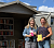 Anna Hebestreit und Janet Dietrich vor der neuen B&uuml;cherh&uuml;tte