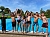 Eine der klassen&uuml;bergreifenden Schwimmgruppen mit Kindern der Klassen 4, 5a und 5b vor dem tiefen Becken des Bergbades.